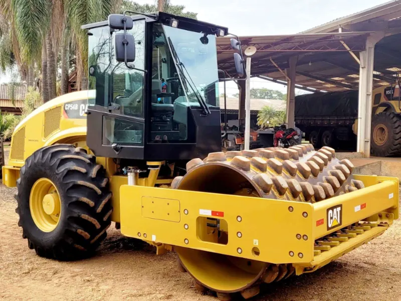 Rolo Compactador Pé de Carneiro Caterpillar CP54B — frota Rhema